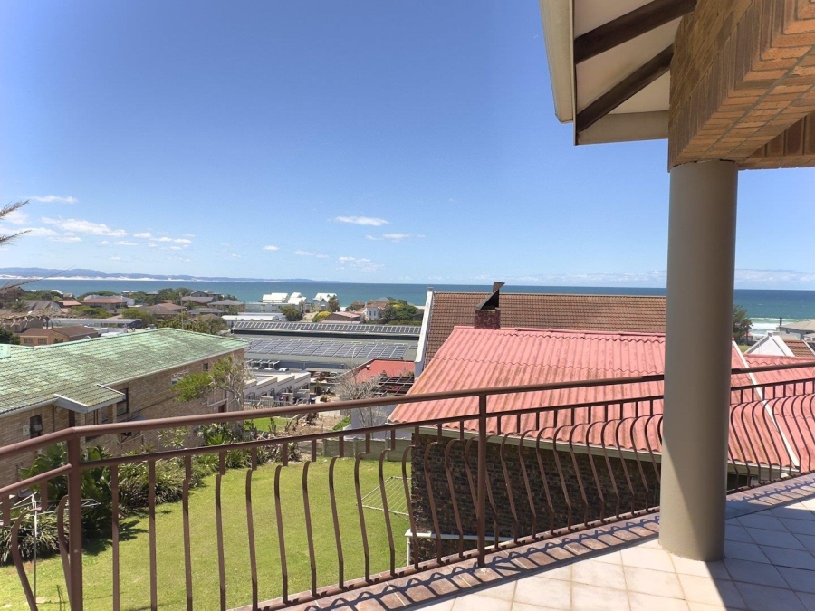 6 Bedroom Property for Sale in Wavecrest Eastern Cape